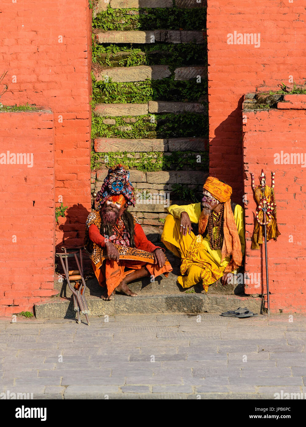 PASHUPATINATH, NEPAL - 26. März 2014: zwei Yogis sitzt neben der Feuerbestattung Ghats in Pashupatinath, Kathmandu-Tal Stockfoto