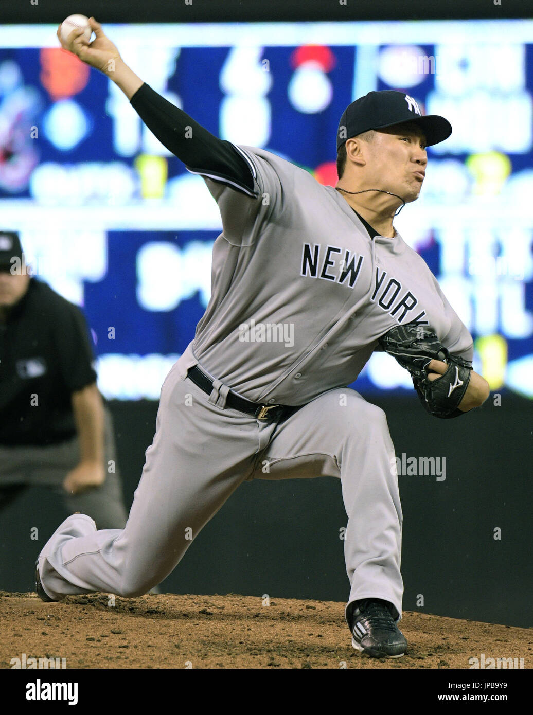New York Yankees Krug Masahiro Tanaka beginnt in einem 8: 2-Sieg gegen die Minnesota Twins in Minneapolis, Minnesota, am 17. Juni 2016. Tanaka verdient seinen vierten Sieg der Saison, als er die Zwillinge zu einem Run in acht Innings hielt. (Kyodo) == Kyodo Stockfoto