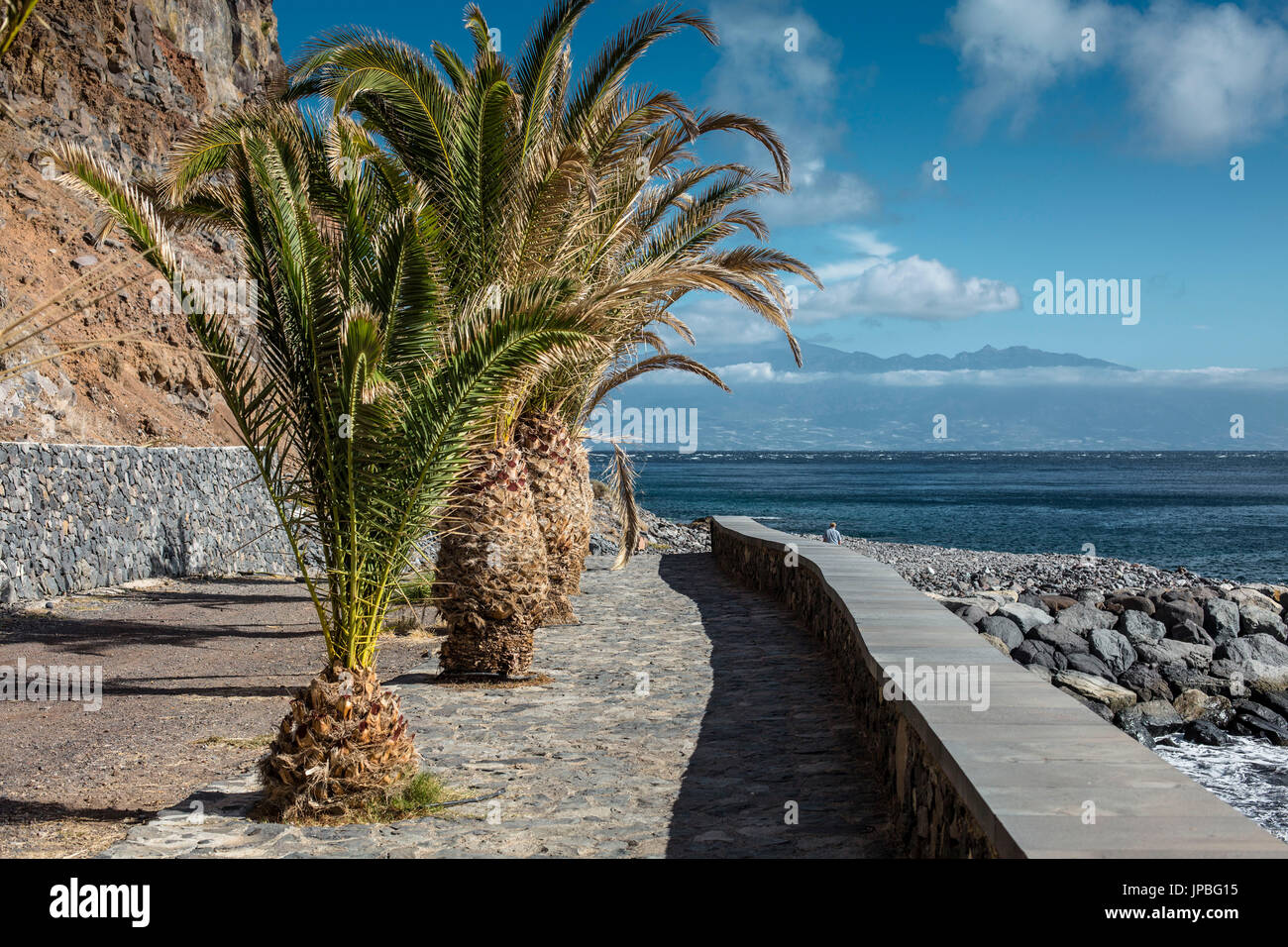 Eine Möglichkeit in der Nähe zum Hafen in San Sebastian De La Gomera mit Palmen, Blick auf Teneriffa Stockfoto