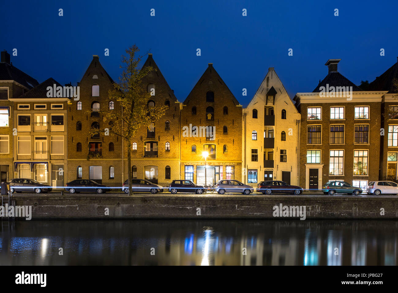 Kanäle in Groningen mit Blick auf die Häuser am Kanal Stockfoto