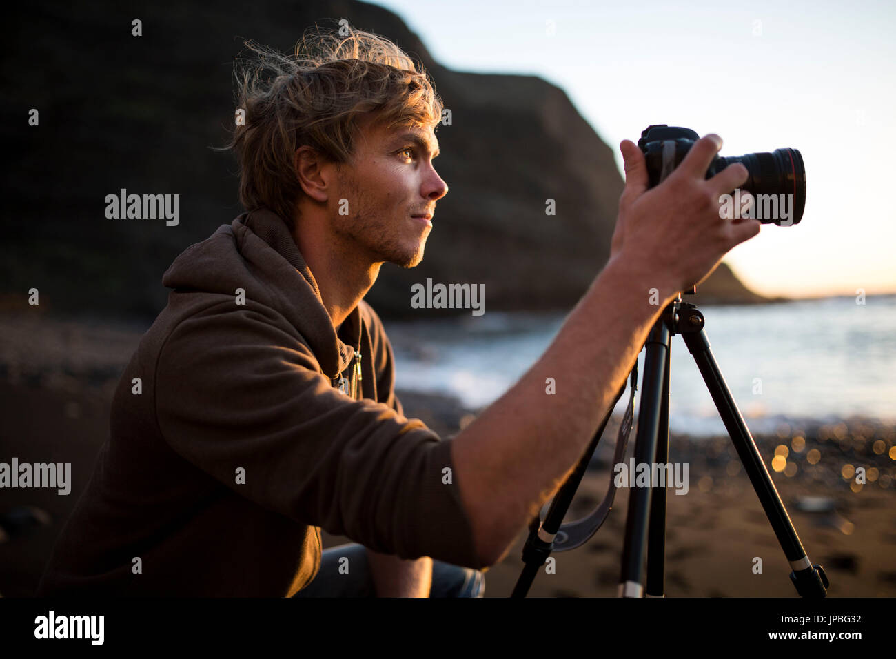 Mann am Strand beim Fotografieren Stockfoto