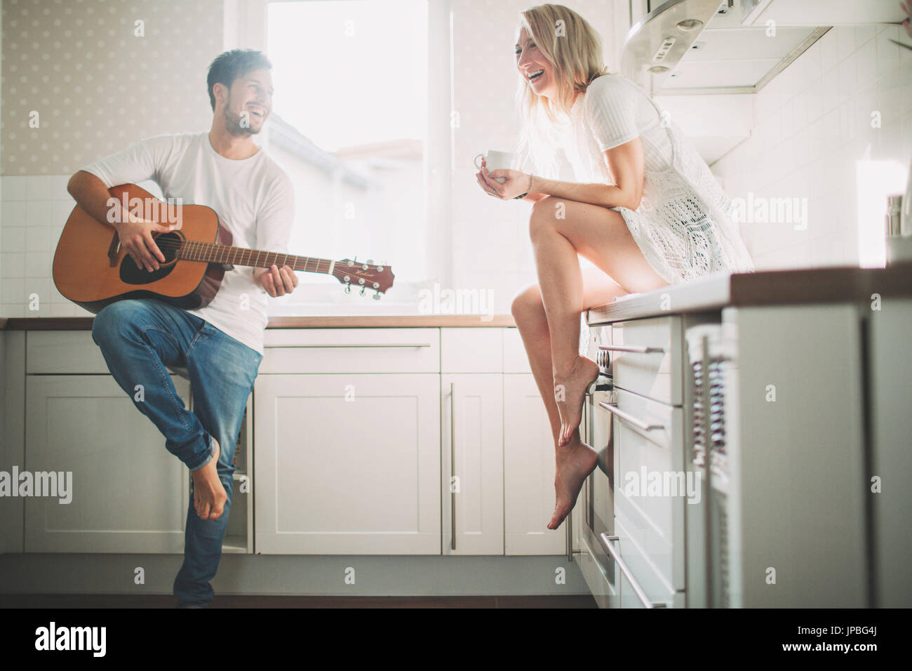 Junges Paar in der Liebe, die Musik zu Hause zu machen, Stockfoto