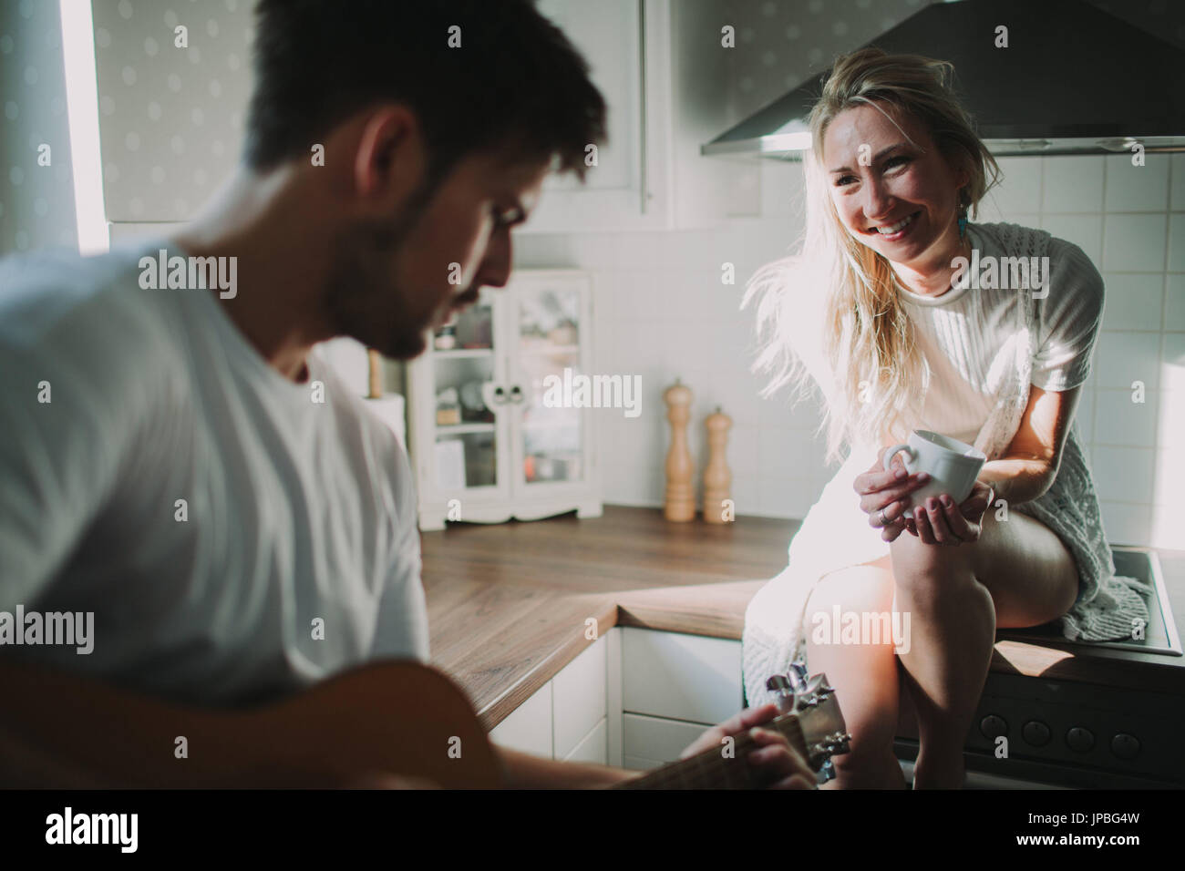 Junges Paar in Liebe Musizieren zu Hause eine halbe Porträt Stockfoto