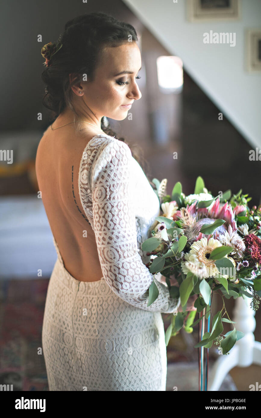 Junge Braut vor der Hochzeit, halbe Profil Stockfoto