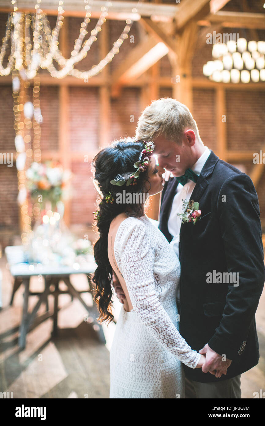 Braut und Bräutigam bei der Hochzeit in einer Scheune Stockfoto