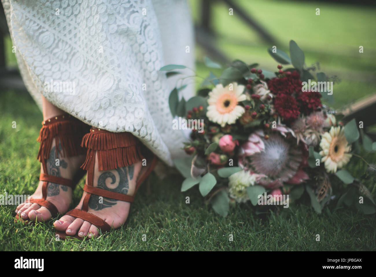 Alternative Hochzeit, Braut, Brautstrauss, Detail, Detail und Schuhe Stockfoto