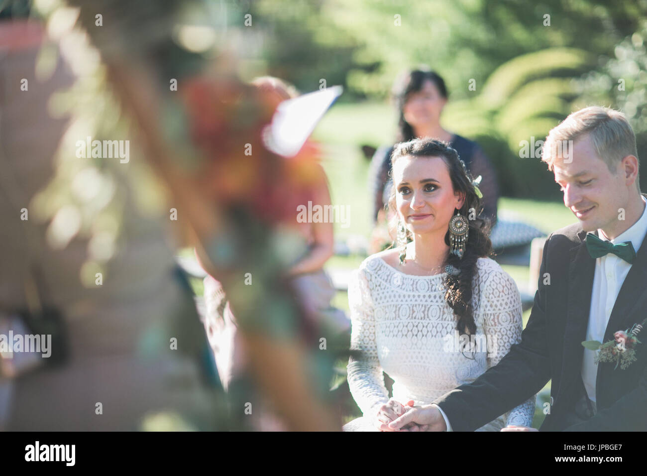 Wechseln sich Brautpaar bei Trauung im Freien, Porträt Stockfoto