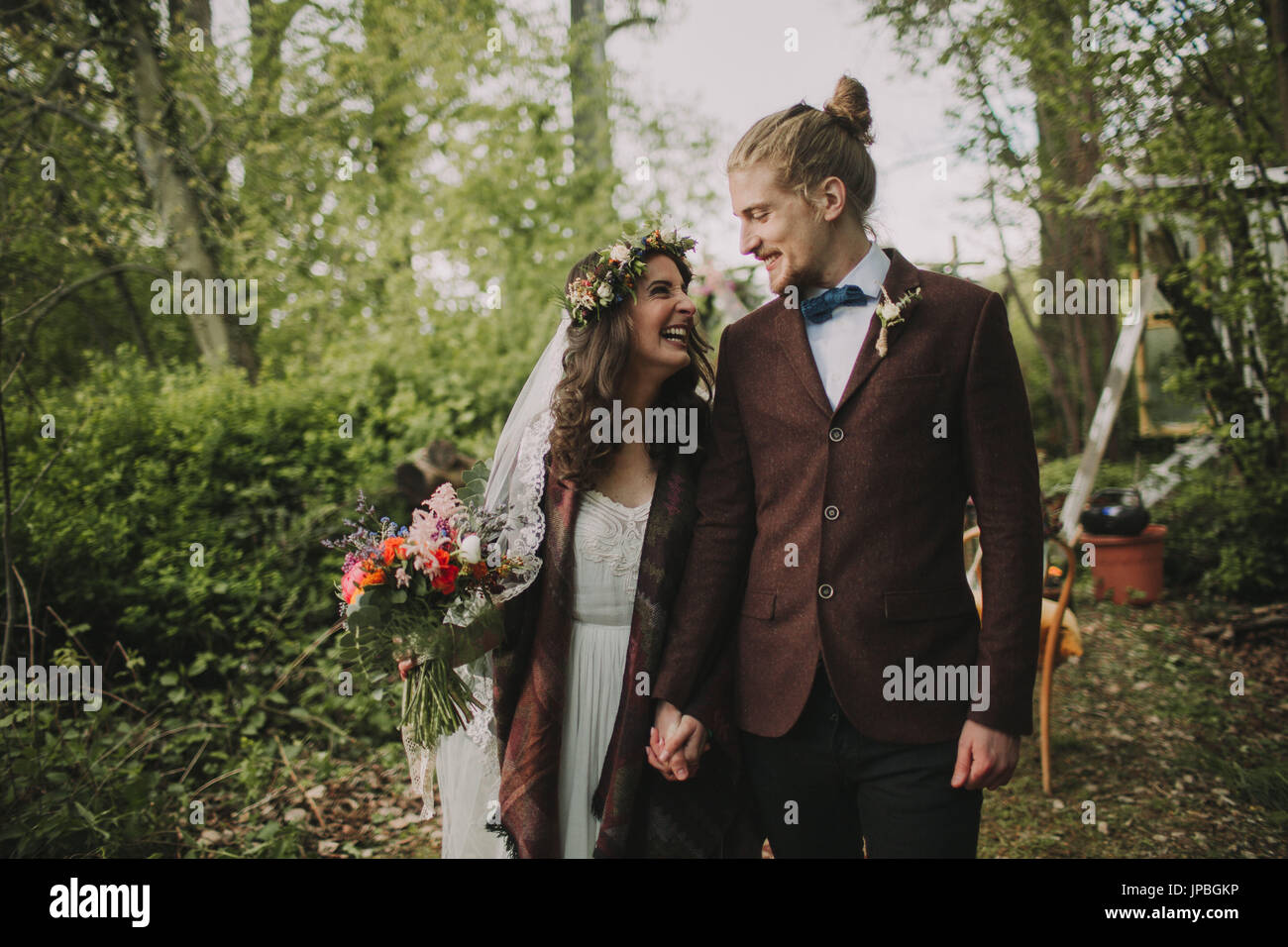 Braut und Bräutigam bei alternativen Hochzeitsfeier außerhalb Stockfoto