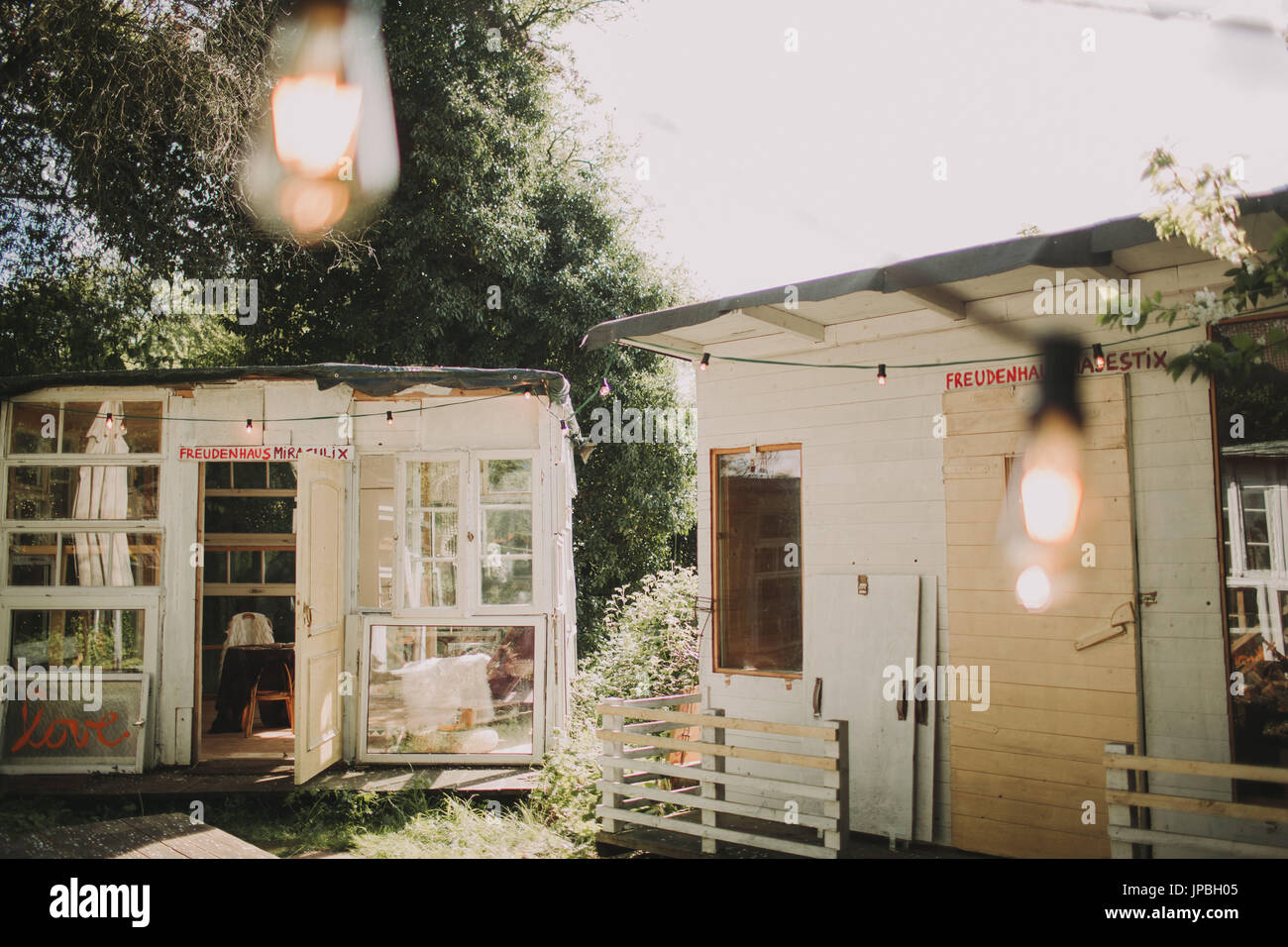 Alternative Hochzeit, Gartenhaus, Lichterkette Stockfoto