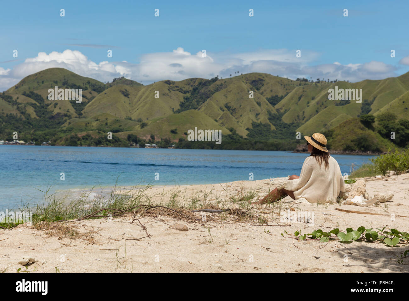 Entspannen Sie Frau am Strand, Indonesien, Flores-Inseln, sitzen, Entspannung Stockfoto