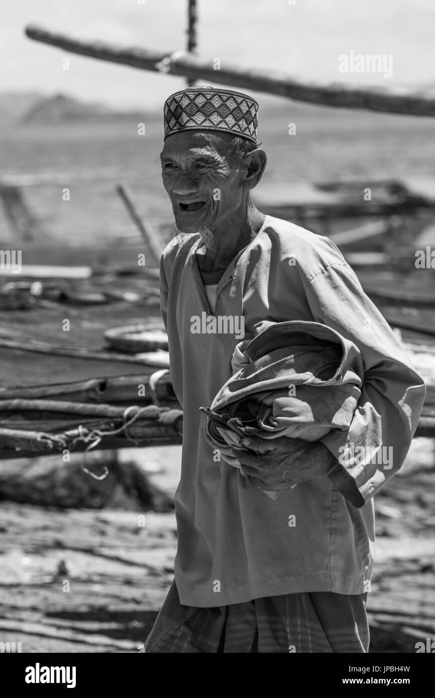 Mann zu Fuß in die Stadt, Kampung Rinca, Indonesien, Komodo, UNESCO-Welterbe Stockfoto