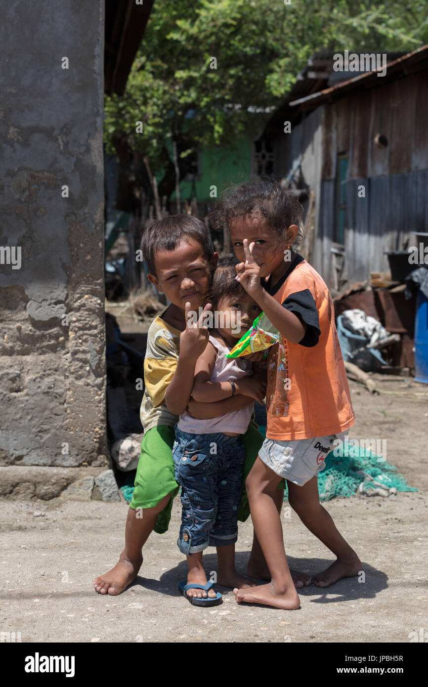 Gruppe von Kindern in der Stadt von Kampung Rinca, Indonesien, Komodo, UNESCO, Weltkulturerbe Stockfoto