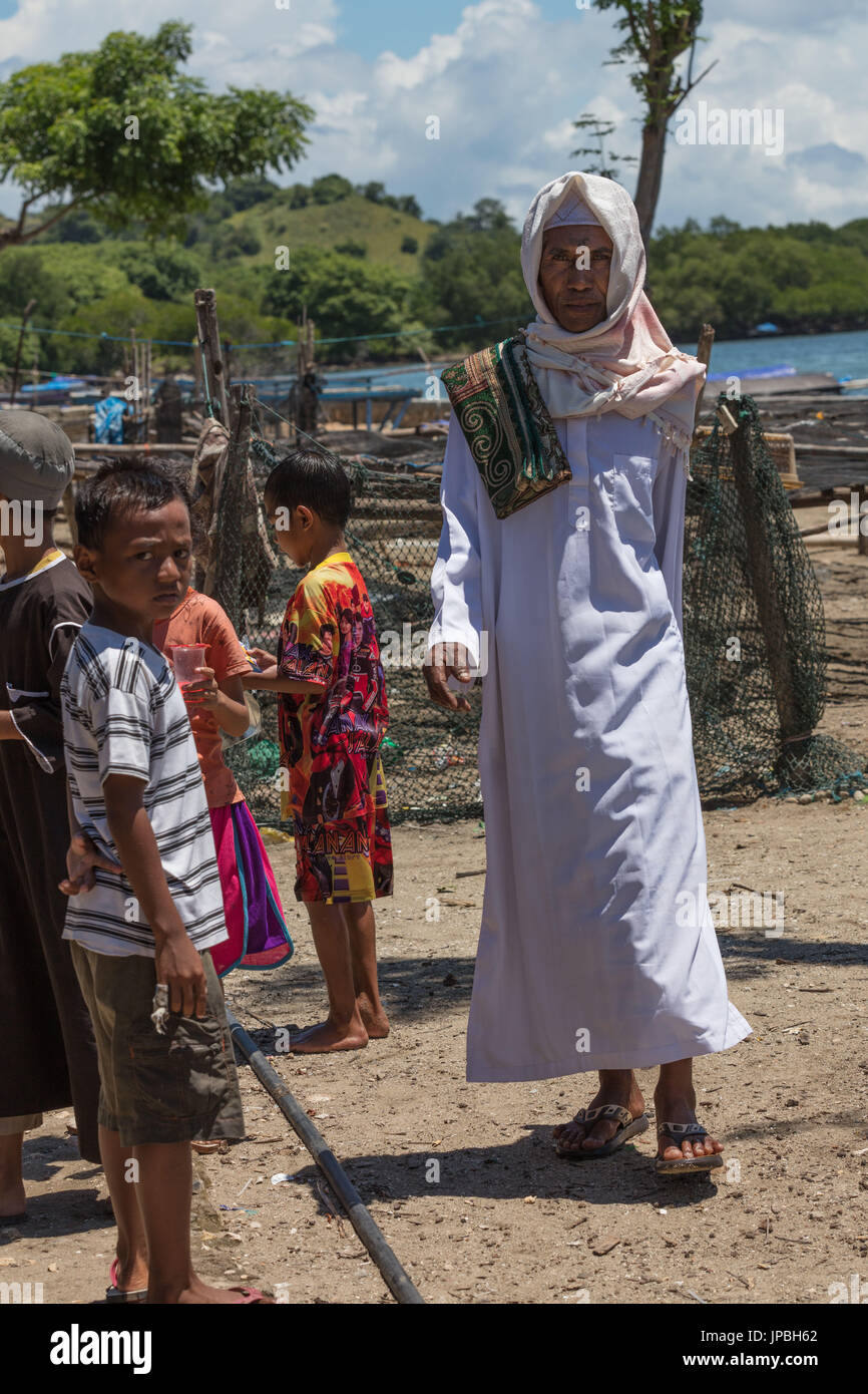 Mann zu Fuß in die Stadt, Kampung Rinca, Indonesien, Komodo, UNESCO-Welterbe Stockfoto