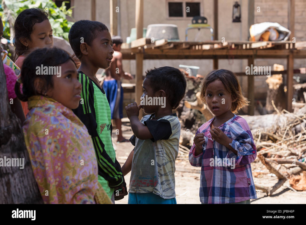 Gruppe von Kindern, die gerade der Fotografen, Kampung Rinca, Rinca, Armen, Stadt, Indonesien, Komodo, UNESCO-Welterbe Stockfoto