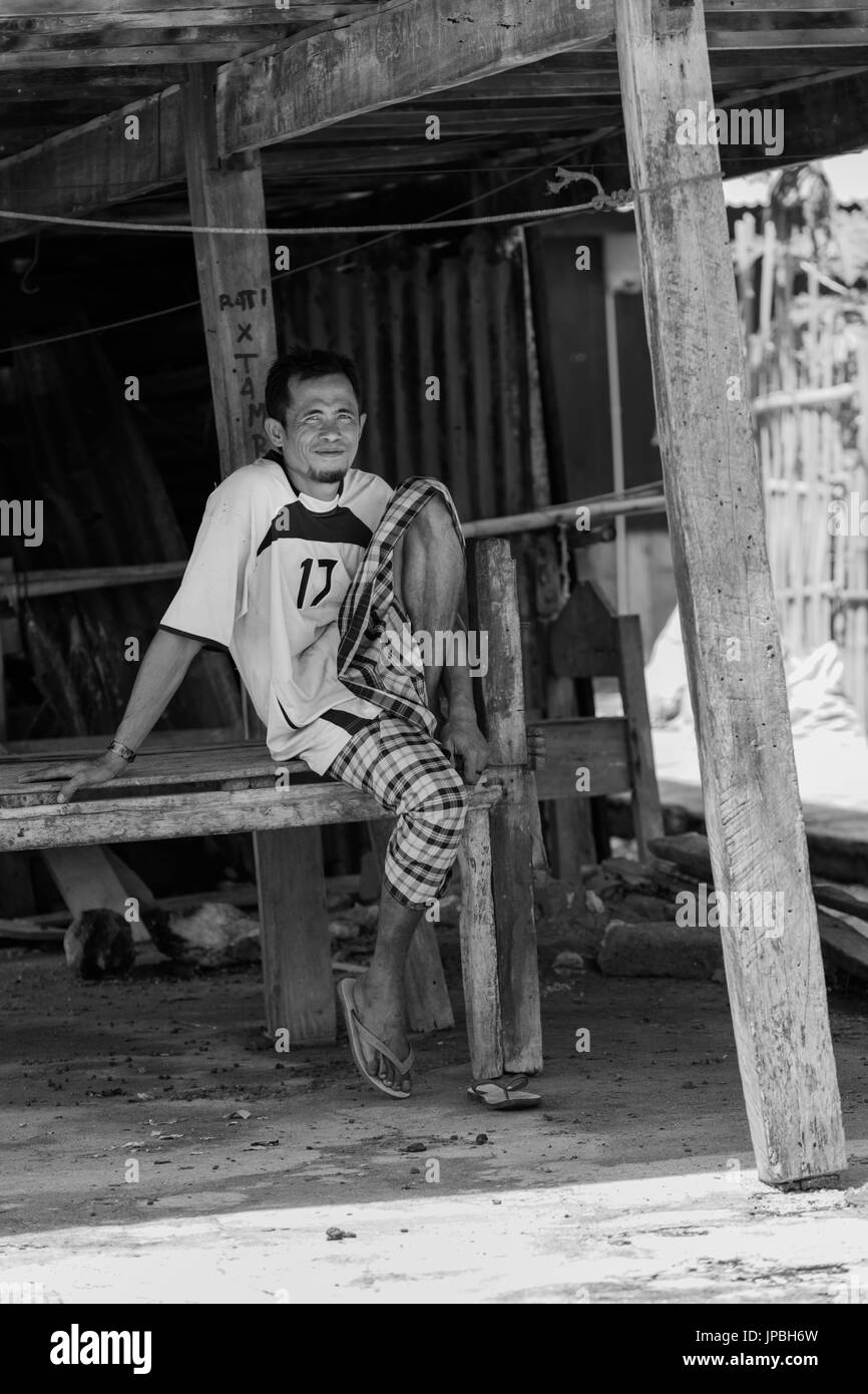 Fischer in Ruhe in der Stadt von Kampung Rinca, Indonesien, Komodo, UNESCO, Weltkulturerbe Stockfoto