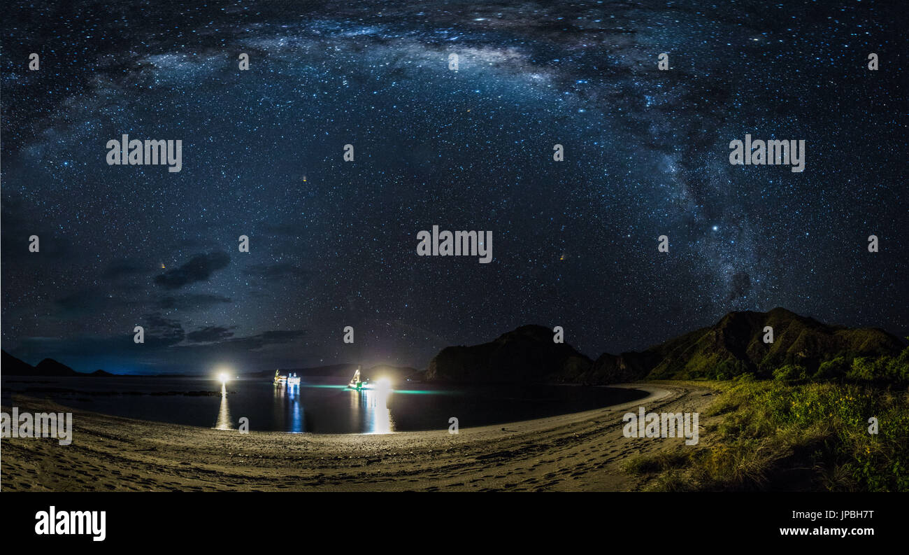Milkyway bei Neumond über Gili Padar, Panorama, Strand, Beleuchtung, Licht, Boote, Schiffe Stockfoto
