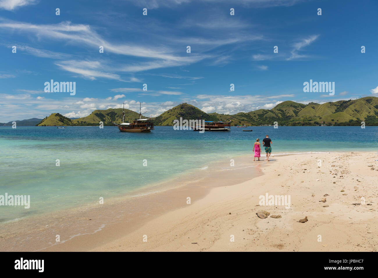 Paare, die an einem Strand im Meer Flores, Indonesien, Komodo, träumen, Urlaub Stockfoto