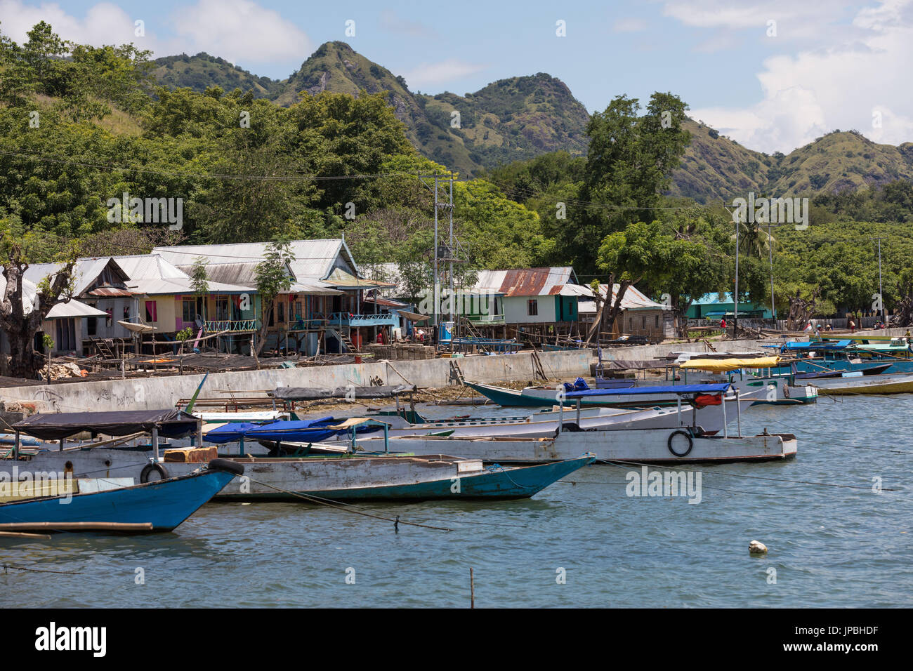 Küste mit Fischerbooten auf Rinca Island an die Stadt Kampung Rinca Stockfoto