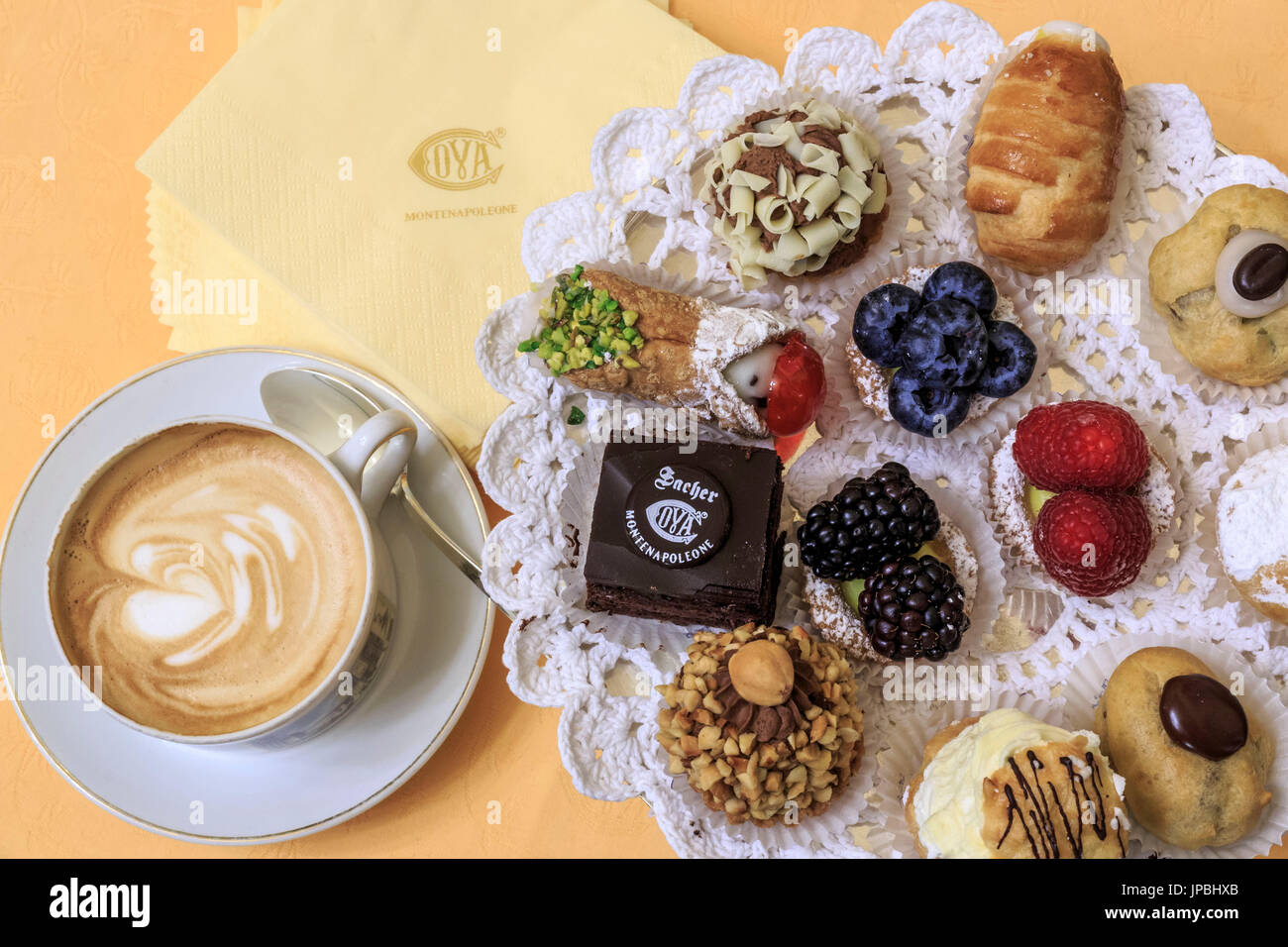 Cappuccino mit typischen Süßigkeiten und Gebäck in der alten Cafe Cova-Symbol von Mailand Lombardei Italien Europa Stockfoto