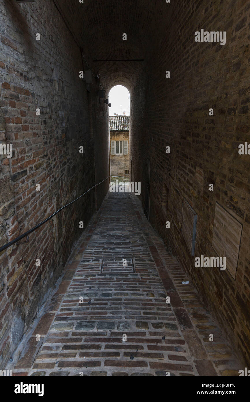 Eine typische Gasse und mittelalterlichen Mauern der alten Stadt von Fermo Marche Italien Europa Stockfoto