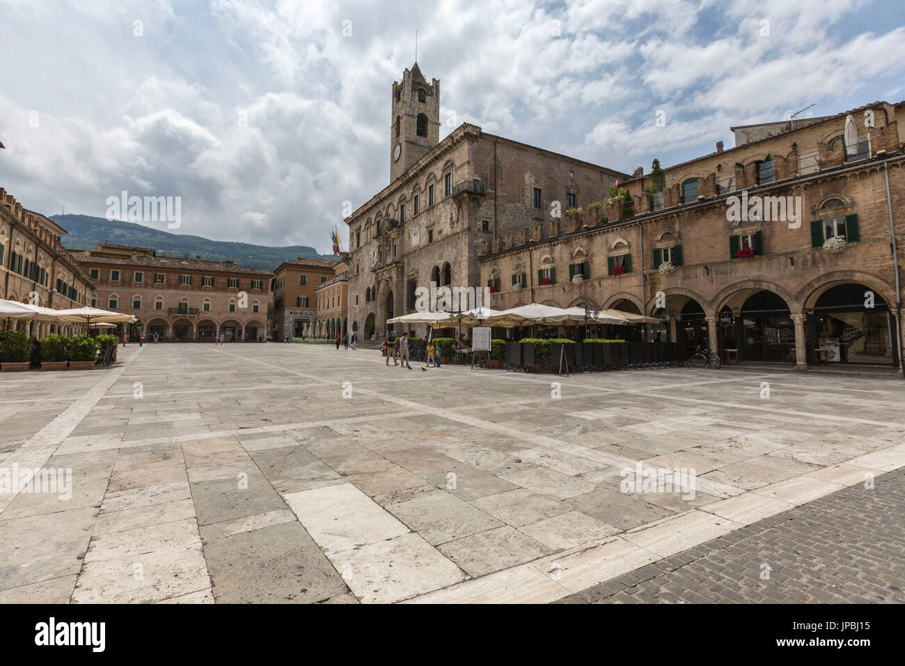 Die alten Arkaden umrahmen die historischen Gebäude des Piazza del Popolo Ascoli Piceno Marche Italien Europa Stockfoto