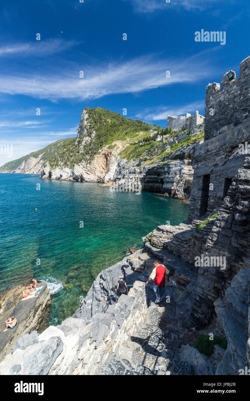 Türkisfarbenes Meer und Felsen umrahmen die alte Burg thront auf Promonotry Portovenere Provinz von La Spezia Ligurien Italien Europa Stockfoto