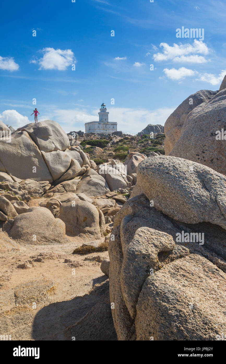 Kind auf den Granitfelsen bewundert den Leuchtturm Capo Testa Santa Teresa di Gallura Province von Sassari-Sardinien-Italien-Europa Stockfoto