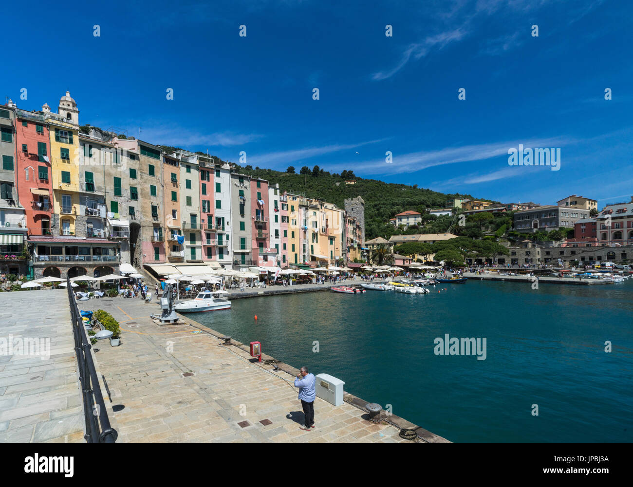 Das blaue Meer umrahmt die typischen bunten Häusern von Portovenere La Spezia Provinz Ligurien Italien Europa Stockfoto