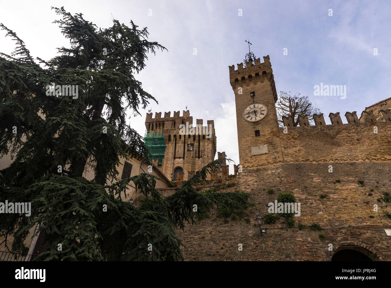 Das Schloss und die Festung des mittelalterlichen Dorfes thront auf dem Hügel Offanga Provinz Ancona Marche Italien Europa Stockfoto