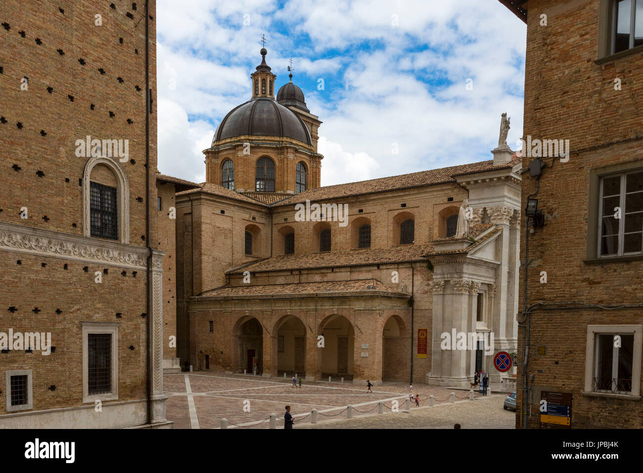 Blick auf den Arkaden des Palazzo Ducale neben dem Dom von Piazza Duca Federico Urbino Provinz von Pesaro Marche Italien Europa Stockfoto