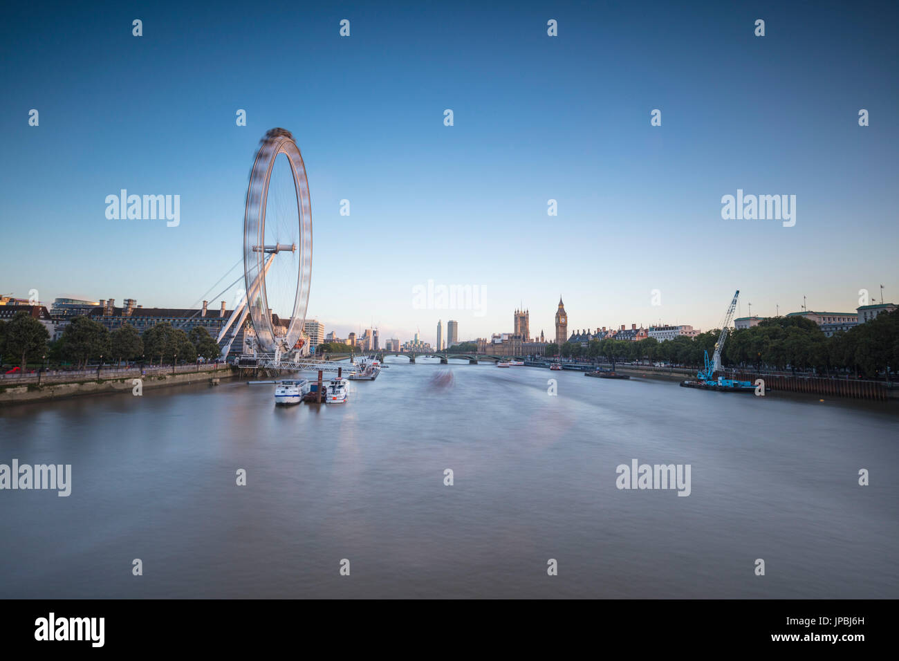 Blick auf die Themse mit dem London Eye, Big Ben und Westminster Palace im Hintergrund in der Dämmerung London Vereinigtes Königreich Stockfoto
