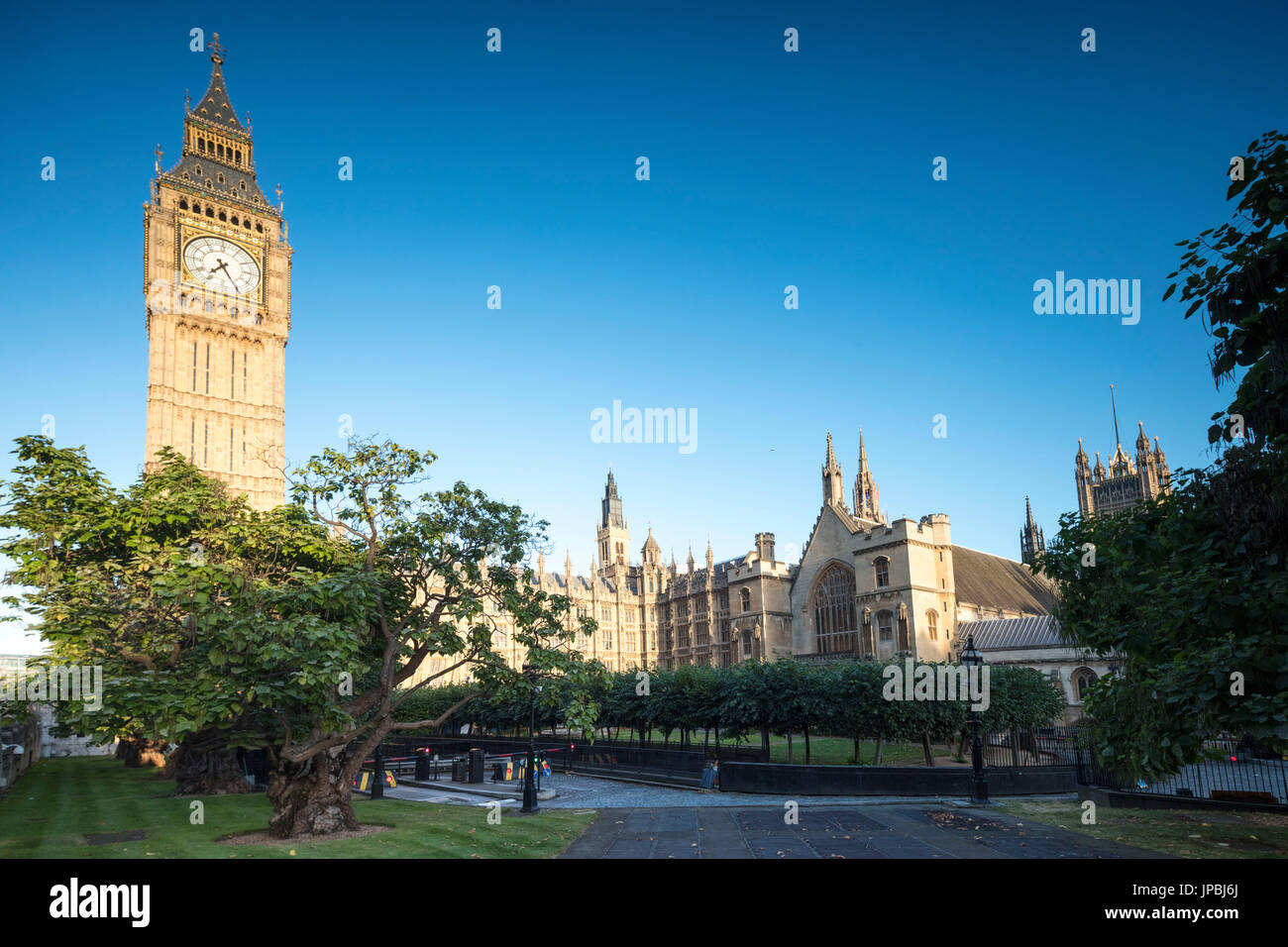 Blick auf Big Ben, umgeben von grünen Gärten auf ein Sommer Tag London Vereinigtes Königreich Stockfoto