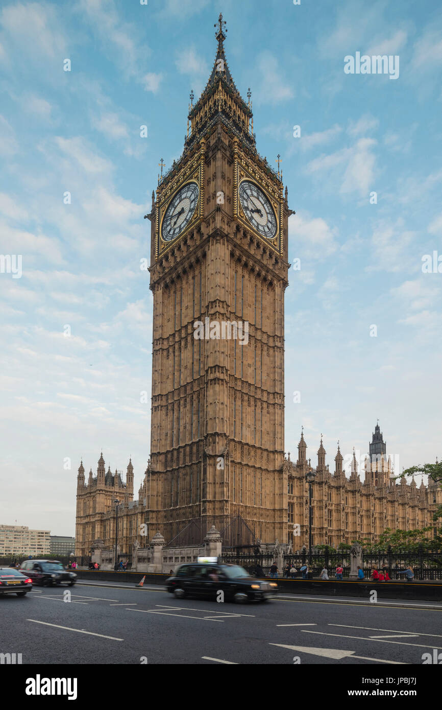 Die typischen schwarzen Taxis auf dem Weg neben Big Ben und Westminster Palace London Vereinigtes Königreich Stockfoto