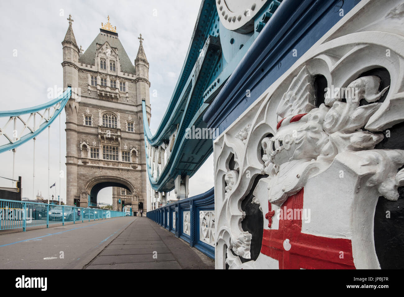 Details der Architektur von Tower Bridge mit dem alten Turm im Hintergrund London Vereinigtes Königreich Stockfoto