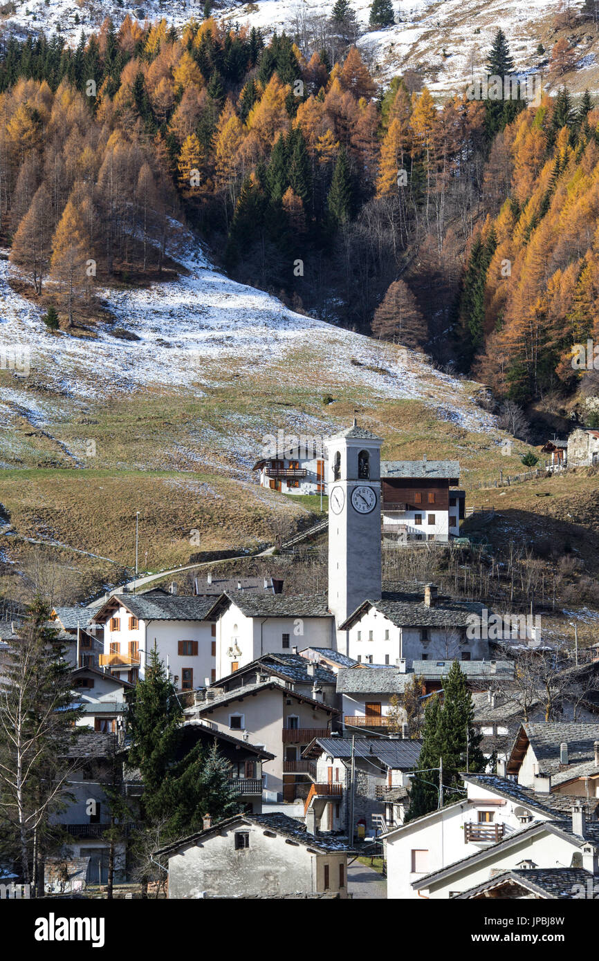 Bergdorf, umgeben von bunten Wäldern im Herbst Isola Spluga Valley Provinz Sondrio Valtellina Lombardei Italien Europas Stockfoto