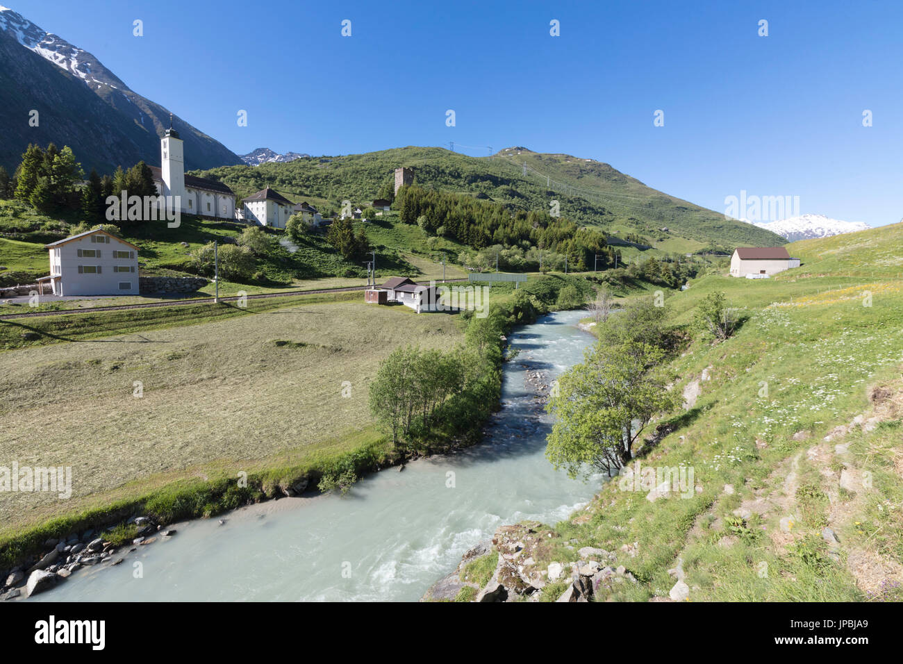 Die typischen alpinen Dorf Hospental umgeben von Creek und grünen Wiesen Andermatt Kanton Uri-Schweiz-Europa Stockfoto