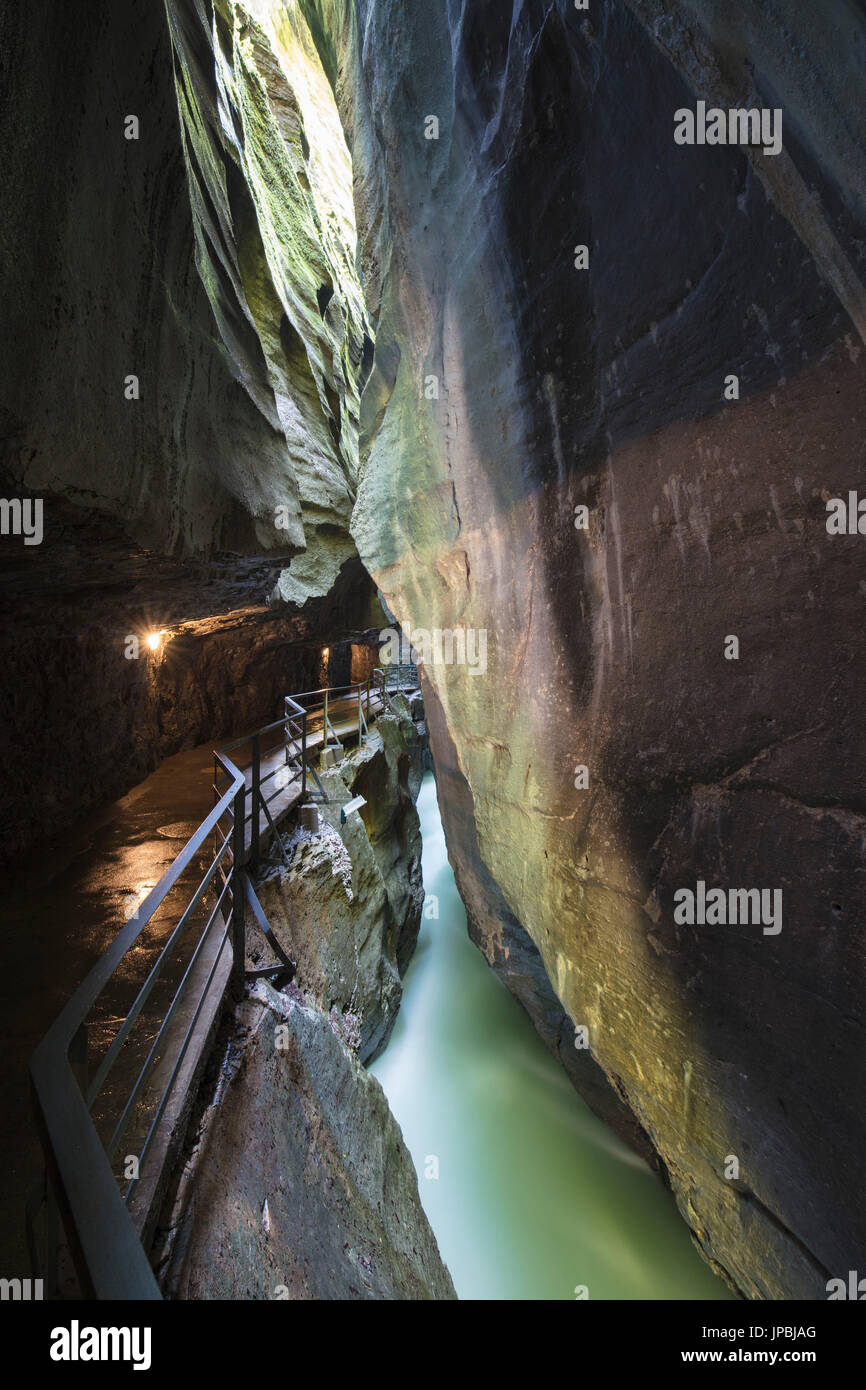 Sicherheit Gehwege auf dem Creek in den schmalen Kalkstein Schlucht Aare Schlucht Berner Oberland Kanton Uri-Schweiz-Europa Stockfoto