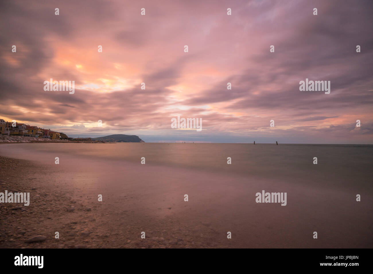 Wolken spiegeln sich im klaren Wasser bei Sonnenuntergang Porto Recanati Provinz von Macerata Conero Riviera Marche Italien Europa Stockfoto