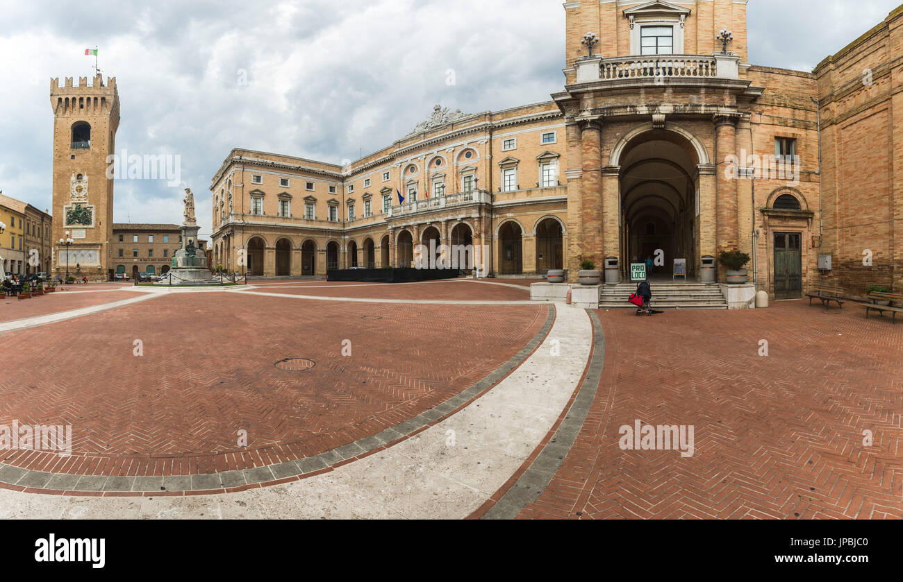 Blick auf den historischen Marktplatz und die Casa Leopardi in der Heimatstadt des Dichters Recanati Provinz von Macerata Marche Italien Europa Stockfoto