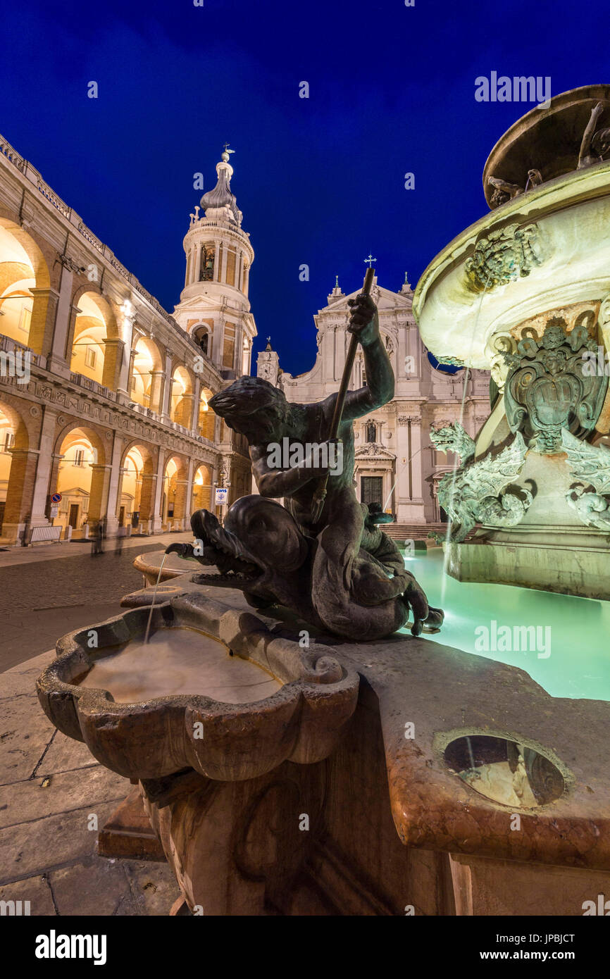 Nachtansicht der Basilika des Heiligen Hauses und Brunnen dekoriert mit Statuen Loreto Provinz von Ancona Marche Italien Europa Stockfoto