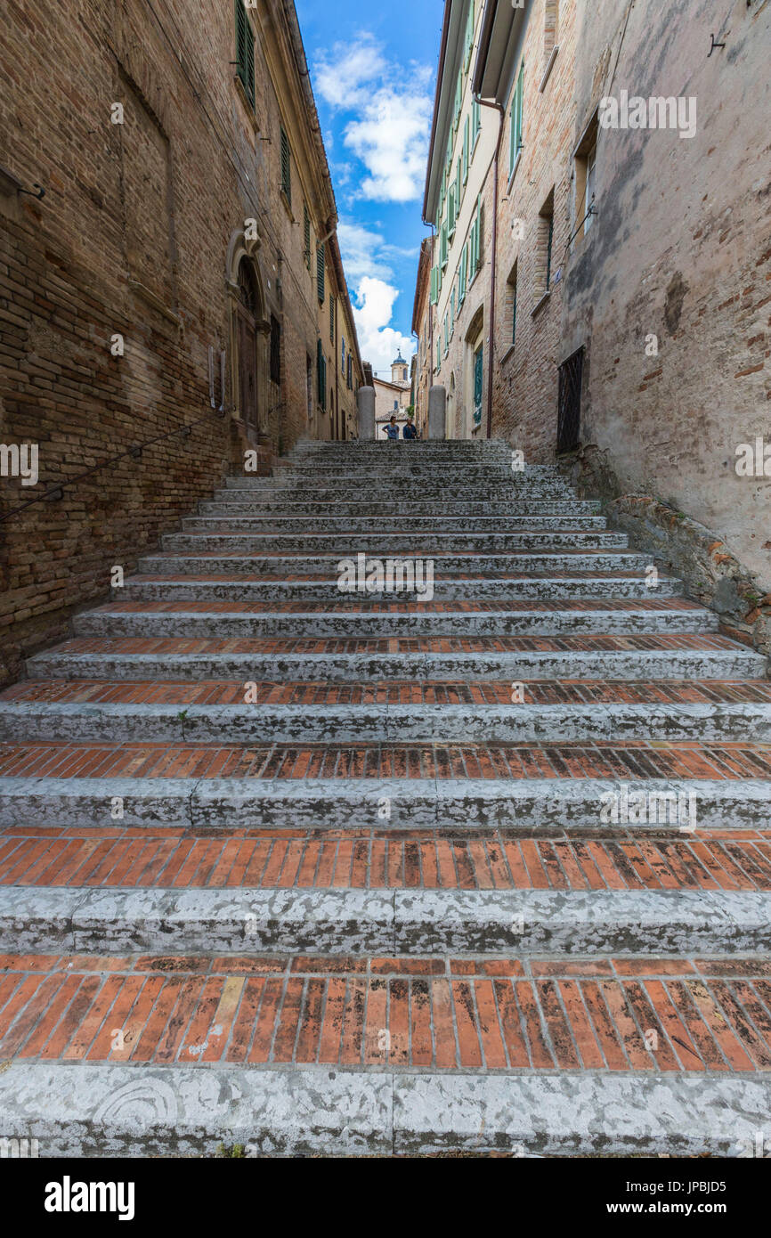 Ein typischer Flug von Schritten zwischen den Häusern der Altstadt von Corinaldo Provinz von Ancona Marche Italien Europa Stockfoto