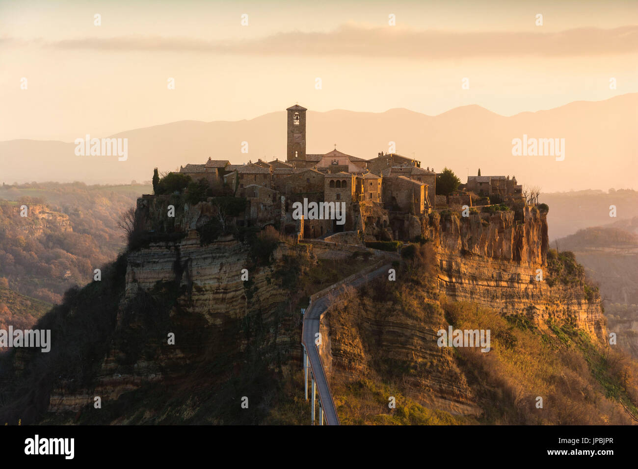 Civita' di Bagnoregio bei Dämmerung, Lazio District, Provinz Viterbo, Italien, Europa. Stockfoto