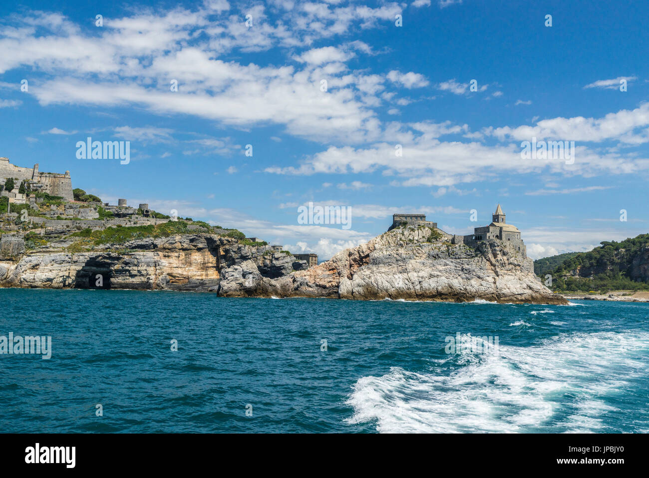 Blaues Meer umrahmt die alte Kirche thront auf der Landzunge Portovenere Provinz von La Spezia Ligurien Italien Europa Stockfoto