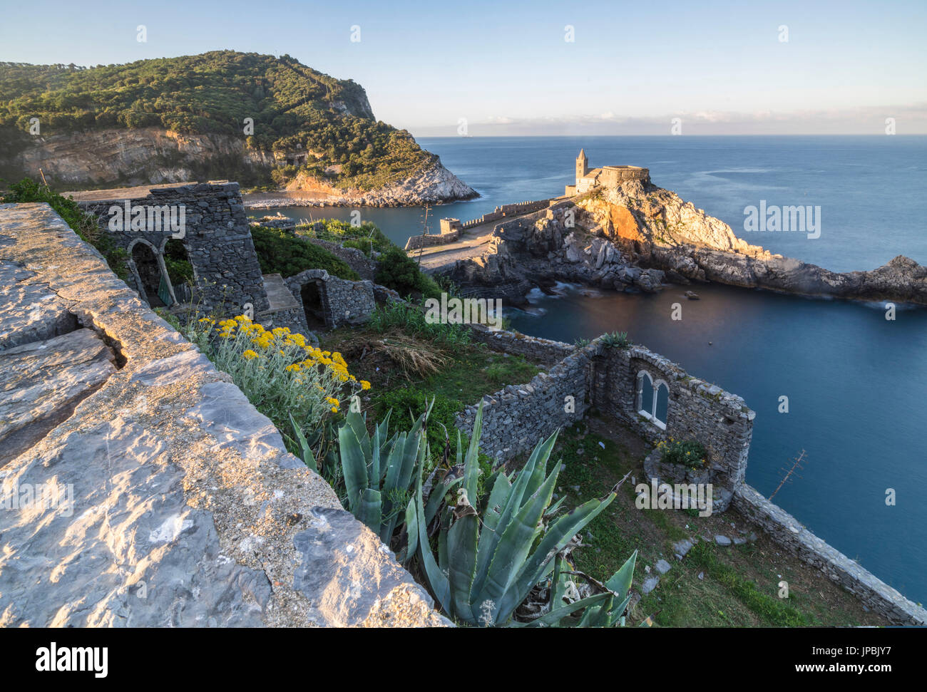 Blumen und blaues Meer Rahmen der alten Burg und Kirche in der Morgendämmerung Portovenere Provinz von La Spezia Ligurien Italien Europa Stockfoto