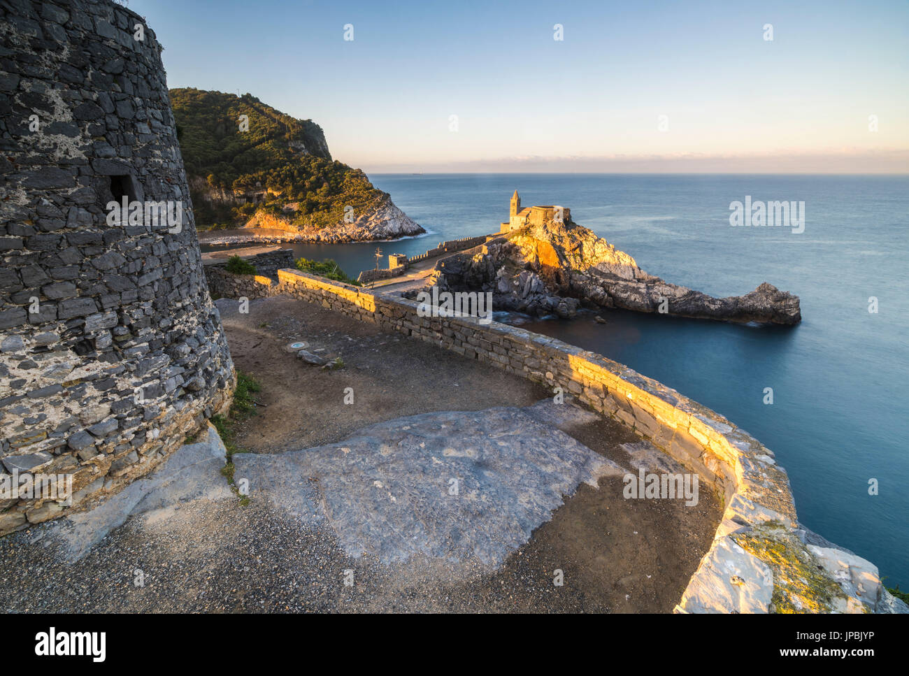 Sonnenaufgang auf der alten Burg und Kirche thront auf der Landzunge Portovenere Provinz von La Spezia Ligurien Italien Europa Stockfoto