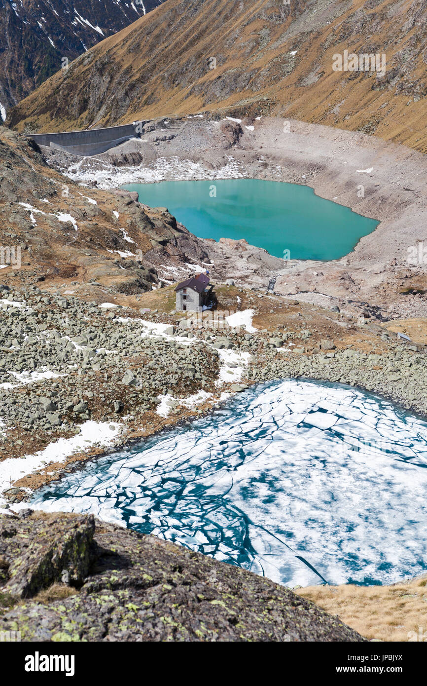 Blick auf Lago Rotondo während der Schneeschmelze und See Baitone Val Malga Adamello Regionalpark Provinz von Brescia Lombardei Italien Europa Stockfoto