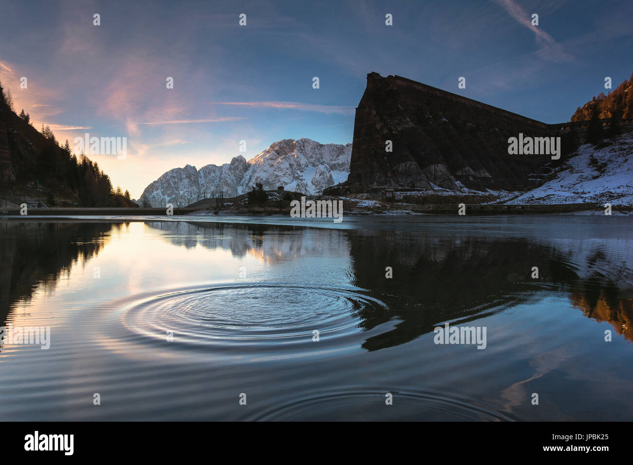 Sonnenaufgang in Gleno-Talsperre, Scalve Tal, Lombardei District, Provinz Bergamo, Italien, Europa. Stockfoto