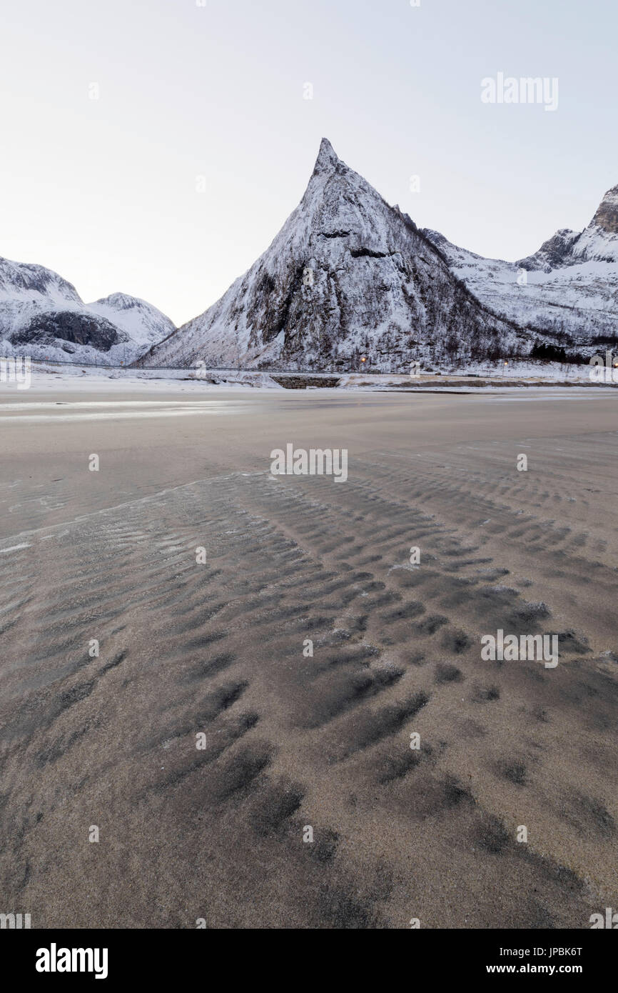 Der Sandstrand bedeckt mit Eis Frames die schneebedeckten Gipfel im Morgengrauen Ersfjord Senja Tromsø Norwegen Europa Stockfoto