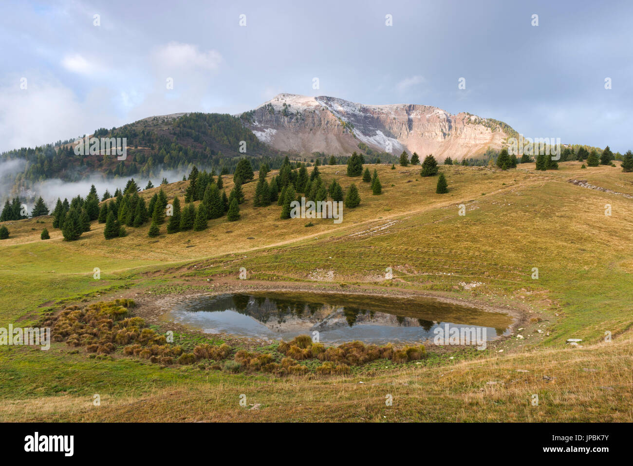 Mount Peller und See von Vipern Europa, Italien, Trentino Alto Adige, Trento, Nonstal, Naturpark Adamello Brenta. Stockfoto