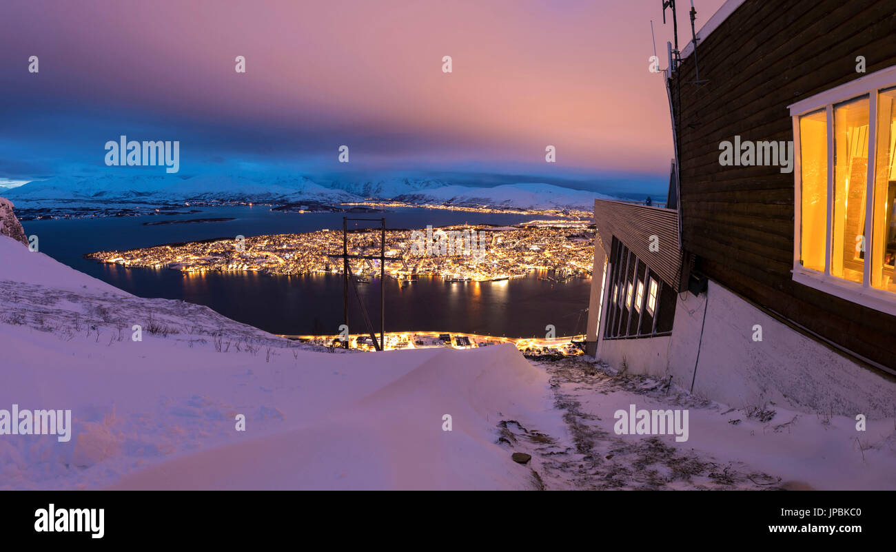 Panorama von Holz-Chalet auf Berggipfel erreicht mit der Seilbahn Fjellheisen mit Blick auf die Stadt Tromsø in der Abenddämmerung Norwegen Europa Stockfoto